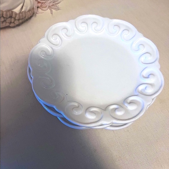1 crate & barrel gorgeous white scrolled retired Paola Navone plate 9.5-10" - Picture 1 of 10